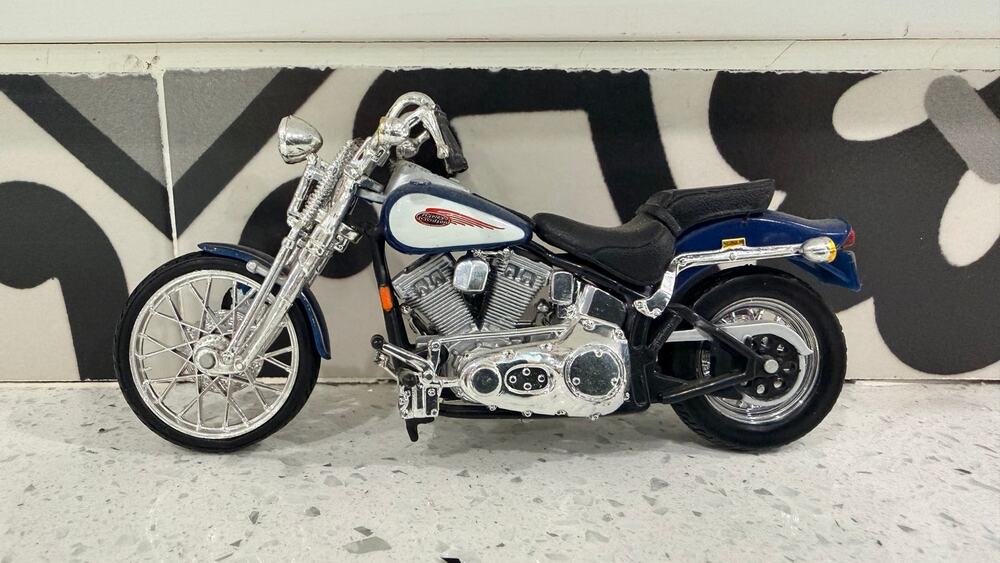 Maisto 1:18 1997 Harley Davidson FXSTS Springer Softail Blue White Diecast